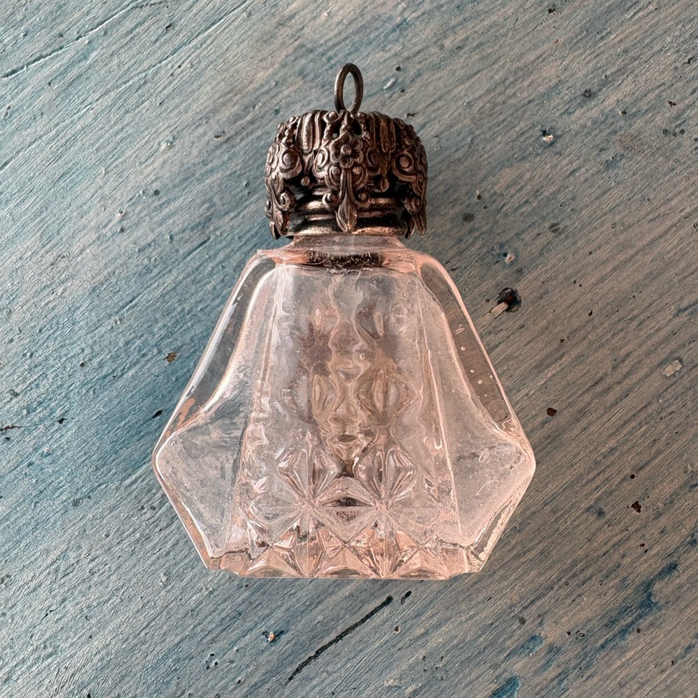 Vintage Style Pale Pink Glass Perfume Vial Pendant Necklace with Delicate Heart - Picture 4 of 8